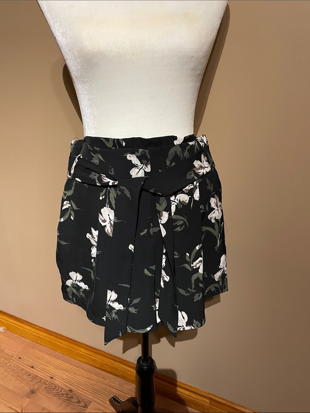 Dynamite Black Floral Tie-Waist Women's Skort